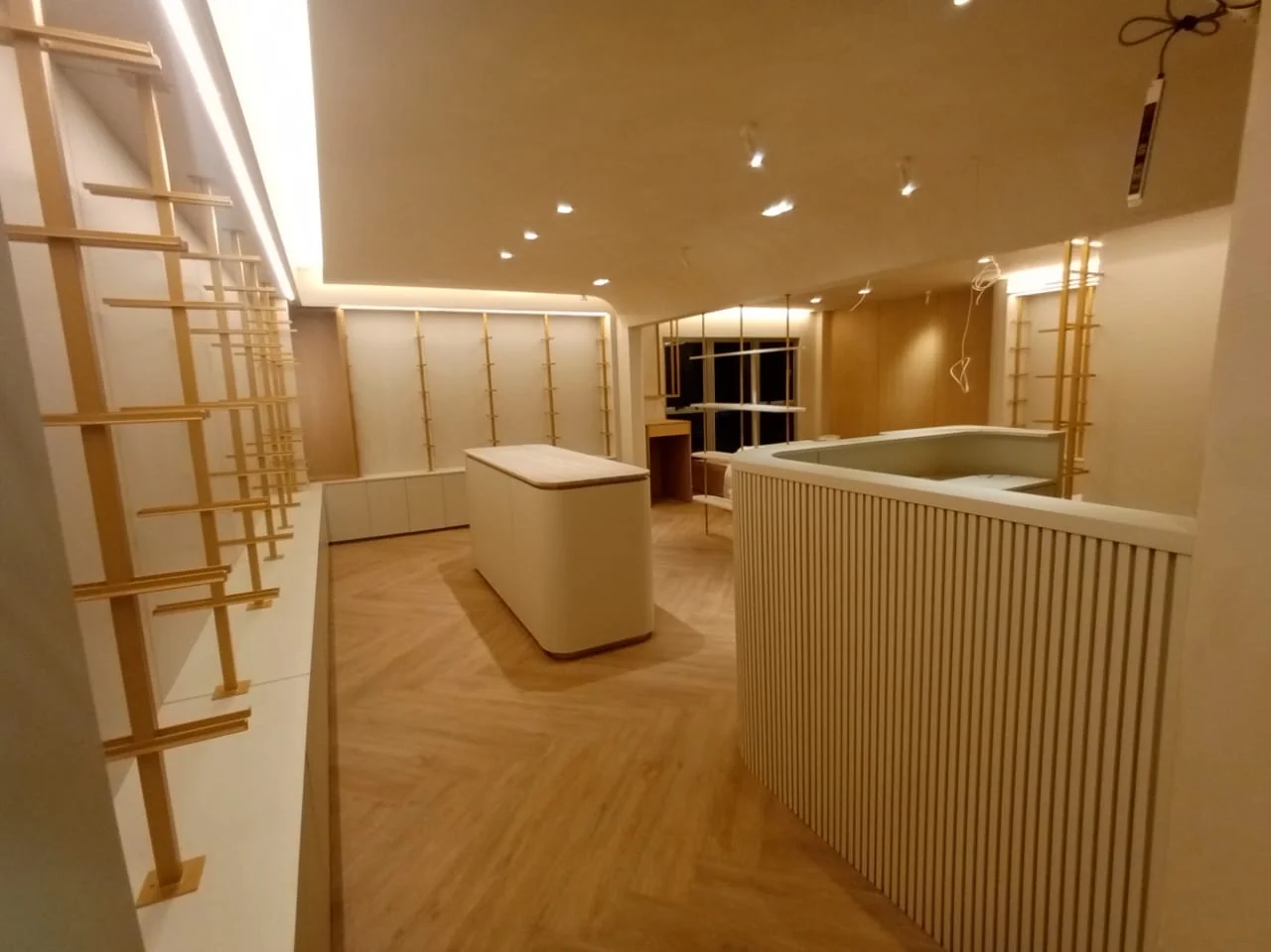 Closet planejado com ilha e iluminação embutida