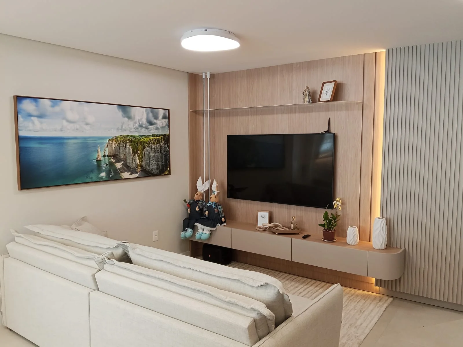 Sala de estar com painel de televisão planejado